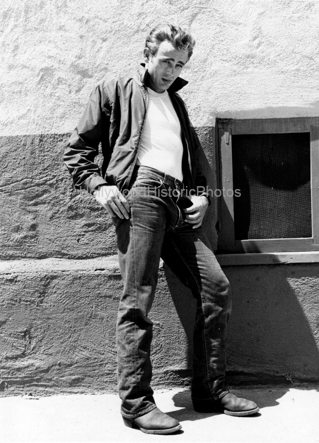 James Dean 1955 2 Rebel without A Cause publicity photo wm.jpg